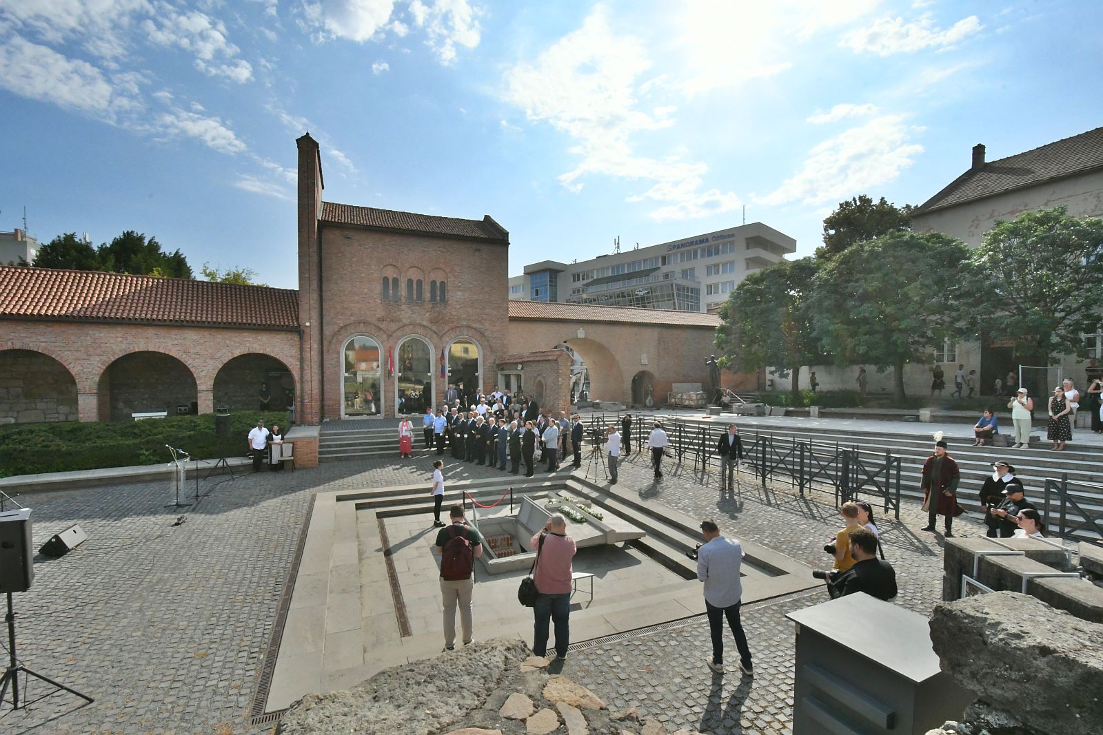 Tisztelet az ősi múltnak! – megnyitották az Osszáriumot a Nemzeti Emlékhelyen